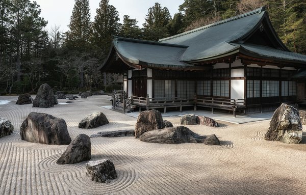 Quels sont les principes de l'architecture minimaliste japonaise et comment influencent-ils les espaces modernes ?