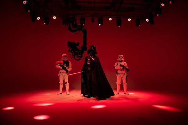 Quels sont les secrets pour créer des costumes de film fidèles à des époques historiques spécifiques ?